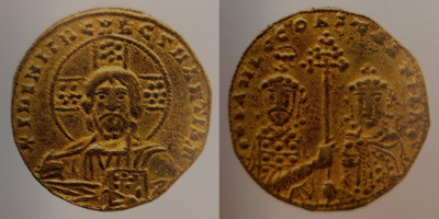 Илл. 4. Василий II (слева) и Константин VIII держат патриарший крест с поперечными перекладинами на концах