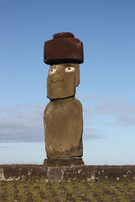 Илл. 12. Статуя среднего периода в «шляпе» и с реконструированными глазами